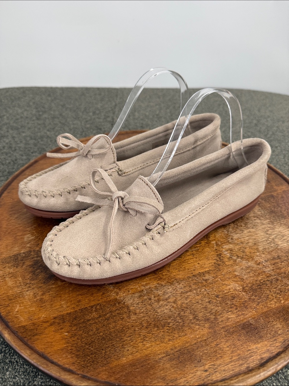 Minnetonka Shoes Wm 9 Taupe Suede Moccasin Loafers Tie Slip On